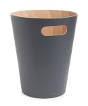 KOSZ NA ŚMIECI OKRĄGŁY Z UCHWYTEM WOODROW Umbra UMBRA - charcoal SZARY DREWNO LAKIEROWANE KOSZ NA ŚMIECI OKRĄGŁY Z UCHWYTEM WOODROW Umbra UMBRA - charcoal SZARY DREWNO LAKIEROWANE