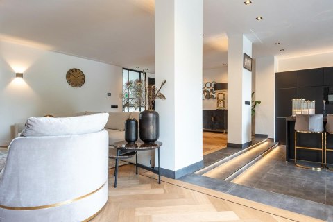 Richmond Interiors RICHMOND fotel KYLIE KHAKI VELVET beżowy, podstawa złota Richmond Interiors RICHMOND fotel KYLIE KHAKI VELVET beżowy, podstawa złota