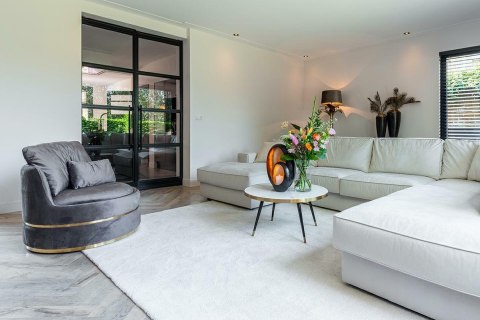 Richmond Interiors RICHMOND fotel KYLIE STONE VELVET ciemny szary, podstawa złota Richmond Interiors RICHMOND fotel KYLIE STONE VELVET ciemny szary, podstawa złota