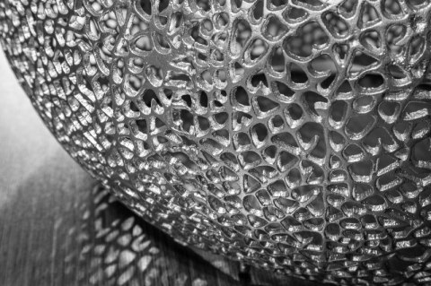 Invicta Interior INVICTA stolik kawowy LEAF 80 cm srebrny - metal, aluminium Invicta Interior INVICTA stolik kawowy LEAF 80 cm srebrny - metal, aluminium