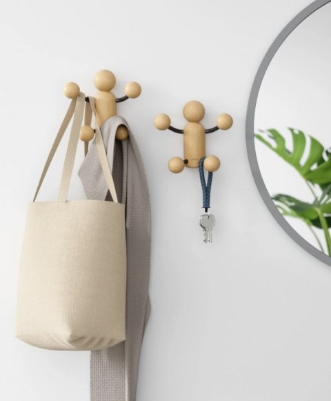 Umbra UMBRA wieszak ścienny WOODY WALL HOOK czarny/naturalny - drewniany wieszak na ubrania - 4 haczyki - kształt ludzika Umbra UMBRA wieszak ścienny WOODY WALL HOOK czarny/naturalny - drewniany wieszak na ubrania - 4 haczyki - kształt ludzika