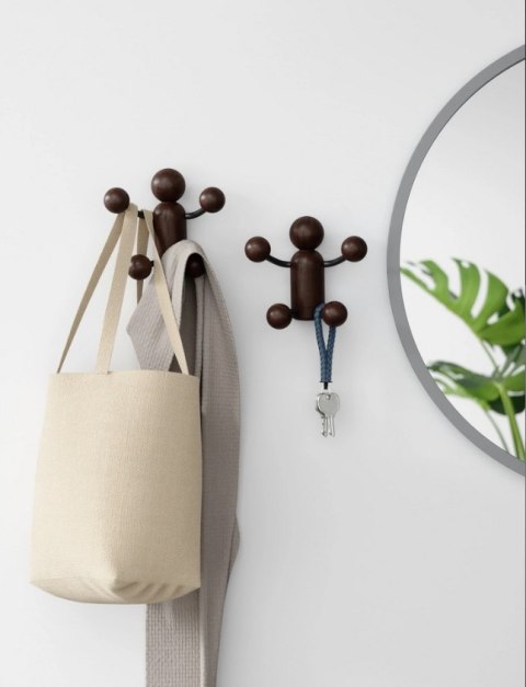 WIESZAK ŚCIENNY WOODY WALL HOOK CZARNY / ORZECHOWY - DREWNIANY wieszak na ubrania - 4 haczyki - KSZTAŁT LUDZIKA Umbra UMBRA WIESZAK ŚCIENNY WOODY WALL HOOK CZARNY / ORZECHOWY - DREWNIANY wieszak na ubrania - 4 haczyki - KSZTAŁT LUDZIKA Umbra UMBRA