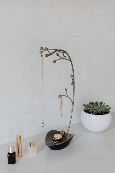 UMBRA stojak na biużuterię ORCHID ciemny siwy elegancki i praktyczny UMBRA stojak na biużuterię ORCHID ciemny siwy elegancki i praktyczny