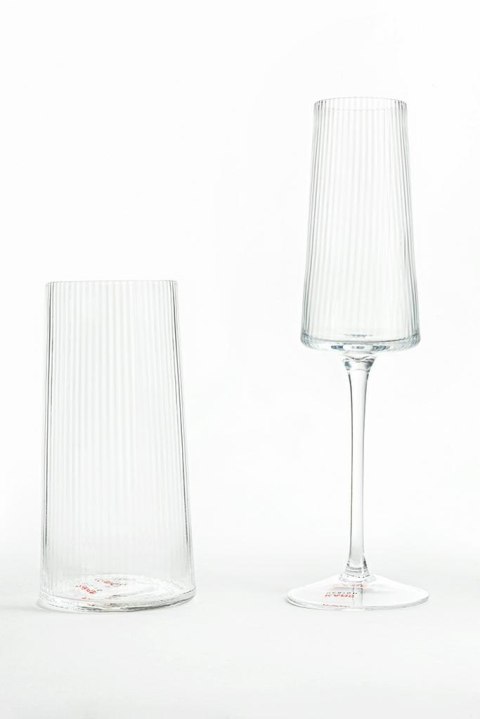 Kare Design KARE kieliszek do szampana RIFLE 215 ml transparentny szklany Kare Design KARE kieliszek do szampana RIFLE 215 ml transparentny szklany