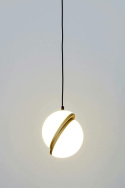 MOOSEE lampa wisząca GLOBE 25 złota połączenia metalu w kolorze mosiądzu i kulistego klosza wykonanego z mlecznego akrylu E27 MOOSEE lampa wisząca GLOBE 25 złota połączenia metalu w kolorze mosiądzu i kulistego klosza wykonanego z mlecznego akrylu E27