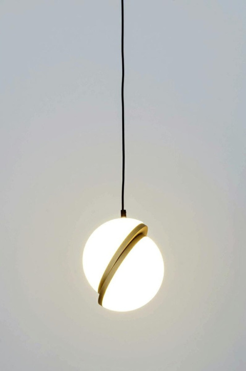 MOOSEE lampa wisząca GLOBE 25 złota połączenia metalu w kolorze mosiądzu i kulistego klosza wykonanego z mlecznego akrylu E27 MOOSEE lampa wisząca GLOBE 25 złota połączenia metalu w kolorze mosiądzu i kulistego klosza wykonanego z mlecznego akrylu E27