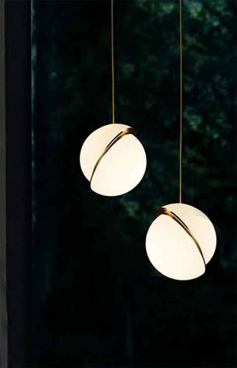 MOOSEE lampa wisząca GLOBE 25 złota połączenia metalu w kolorze mosiądzu i kulistego klosza wykonanego z mlecznego akrylu E27 MOOSEE lampa wisząca GLOBE 25 złota połączenia metalu w kolorze mosiądzu i kulistego klosza wykonanego z mlecznego akrylu E27