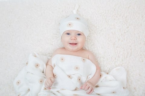 Lulujo Lulujo Zestaw Prezentowy Kocyk + Czapka Daisies Lulujo Lulujo Zestaw Prezentowy Kocyk + Czapka Daisies