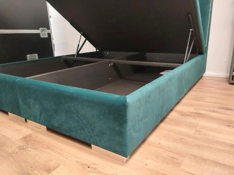 Wyprzedaż FORTE Łóżko + pojenik tapicerowane GOMEZZA 160x200 - z pojemnikiem tkanina JAGUAR 2185 butelkowa zieleń Wyprzedaż FORTE Łóżko + pojenik tapicerowane GOMEZZA 160x200 - z pojemnikiem tkanina JAGUAR 2185 butelkowa zieleń