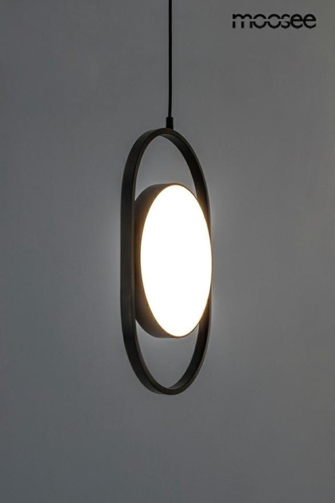 LAMPA WISZĄCA SPINNER 26 LED Moosee MOOSEE CZARNA metal osłona MLECZNY akryl OBROTOWY KLOSZ możliwość regulowania żródła światła LAMPA WISZĄCA SPINNER 26 LED Moosee MOOSEE CZARNA metal osłona MLECZNY akryl OBROTOWY KLOSZ możliwość regulowania żródła światła