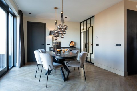 Richmond Interiors RICHMOND krzesło DARBY VELVET beżowy - trudnopalne