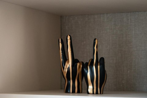 Richmond Interiors RICHMOND dekoracja HAND PEACE czarno-złota