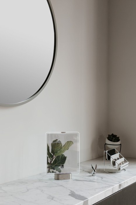Umbra b.v. Fotoramka z podświetleniem 8X10mosiądz,GLO Umbra b.v. Fotoramka z podświetleniem 8X10mosiądz,GLO