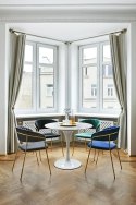 KRZESŁO MARGO TAPICERKA CIEMNY NIEBIESKI - WELUR PODSTAWA METALOWA ZŁOTA Z PODNÓŻKIEM King Home KRZESŁO MARGO TAPICERKA CIEMNY NIEBIESKI - WELUR PODSTAWA METALOWA ZŁOTA Z PODNÓŻKIEM King Home