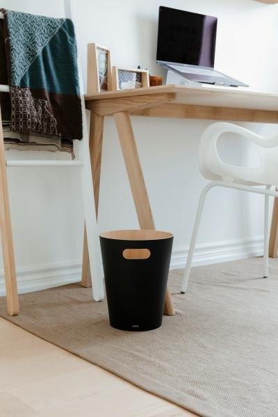 KOSZ NA ŚMIECI WOODROW OKRĄGŁY czarny UMBRA DREWNO LAKIEROWANE FI 23cm KOSZ NA ŚMIECI WOODROW OKRĄGŁY czarny UMBRA DREWNO LAKIEROWANE FI 23cm