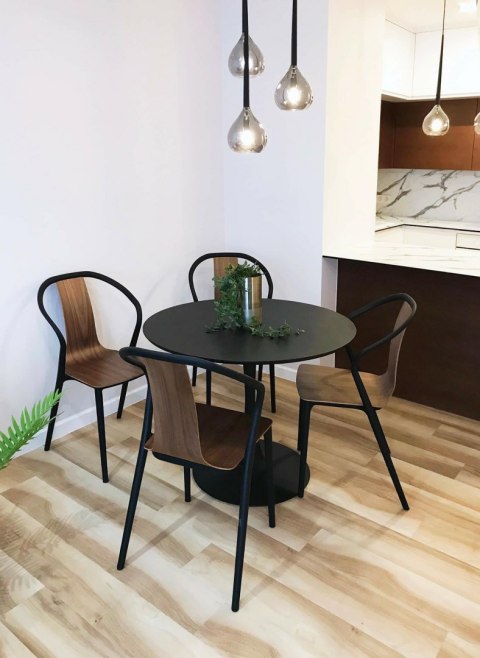 KRZESŁO BELLA Z PODŁOKIETNIKAMI D2.DESIGN STELAŻ TWORZYWO CZARNE SIEDZISKO I OPARCIE DREWNO ORZECH LEKKIE I WYGODNE KRZESŁO BELLA Z PODŁOKIETNIKAMI D2.DESIGN STELAŻ TWORZYWO CZARNE SIEDZISKO I OPARCIE DREWNO ORZECH LEKKIE I WYGODNE