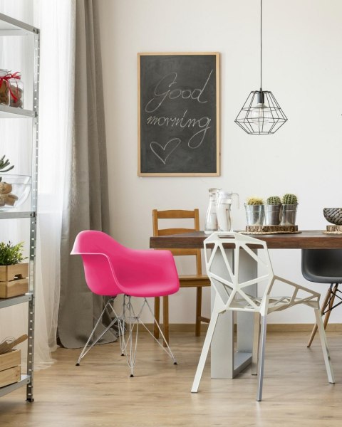 D2.DESIGN Krzesło P018 PP tworzywo różowe chromowane nogi metalowe H F z podłokietnikami D2.DESIGN Krzesło P018 PP tworzywo różowe chromowane nogi metalowe H F z podłokietnikami